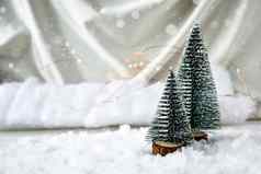 圣诞节树香槟彩色的丝绸背景白色雪时尚的装饰圣诞节假期庆祝活动一年概念问候卡