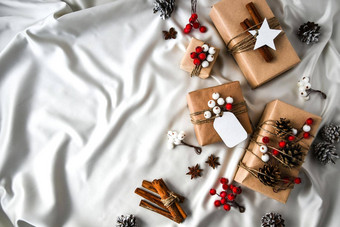 浪费圣诞节礼物装饰香槟彩色的丝绸背景复制空间生态友好的包装礼物标签工艺纸板
