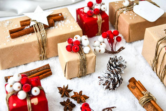 浪费圣诞节礼物装饰白色雪背景复制空间生态友好的包装礼物标签工艺纸板