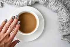 手毛衣斑马动物印刷指甲杯卡布奇诺咖啡女修指甲迷人的美丽的修指甲修指甲沙龙概念