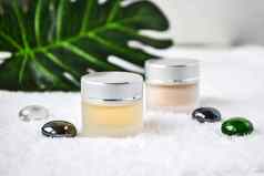玻璃Jar奶油有机身体护理化妆品产品monstera棕榈叶子白色纺织背景水疗中心品牌模型