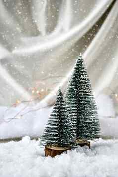 圣诞节树香槟彩色的丝绸背景白色雪时尚的装饰圣诞节假期庆祝活动一年概念问候卡