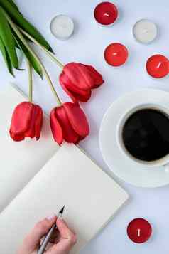 模拟空空间文本红色的郁金香蜡烛白色杯咖啡早....早餐假期背景问候卡情人节女士母亲一天女手写作