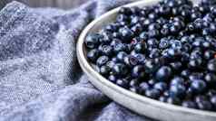 小白色碗有机蓝莓木表格厨房毛巾复制空间夏天水果浆果