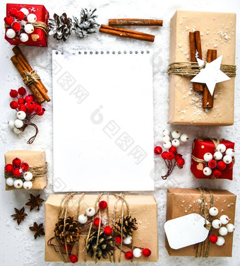 浪费圣诞节文本礼物装饰白色雪背景笔记本空复制空间生态友好的包装礼物标签工艺纸板