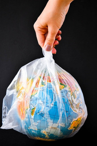 球形式全球<strong>塑料</strong>袋概念<strong>塑料</strong>污染地球世界环境一天概念玩具世界全球白色<strong>塑料</strong>袋