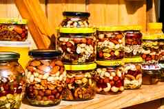 美味的维生素填满自然蜂蜜罐货架上核桃花生Jar填满蜂蜜糖浆