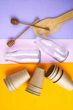 家庭浪费排序回收环境保护概念浪费塑料免费的工艺纸杯木厨房工具