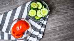 把食物沙拉黄瓜西红柿绿色洋葱素食主义者健康的食物