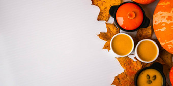 秋天食物框架南瓜泥汤叶子前视图秋天收获南瓜叶子灰色摘要背景感恩节一天平躺复制空间