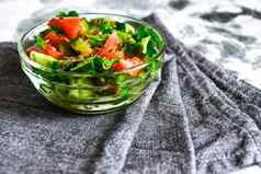碗新鲜的沙拉番茄黄瓜莱图尔亚麻种子素食者食物健康的吃
