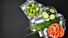 切片生黄瓜西红柿莱图尔绿色洋葱碗准备素食主义者健康的沙拉排毒低卡路里饮食