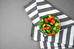 碗新鲜的沙拉番茄黄瓜莱图尔亚麻种子素食者食物健康的吃复制空间