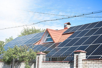 太阳能面板关闭拍摄太阳能面板数组蓝色的天空太阳能面板屋顶电权力一代