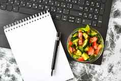 健康的业务午餐零食办公室蔬菜沙拉空笔记本笔复制空间