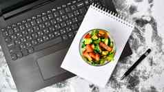 健康的业务午餐零食办公室蔬菜沙拉空笔记本笔复制空间