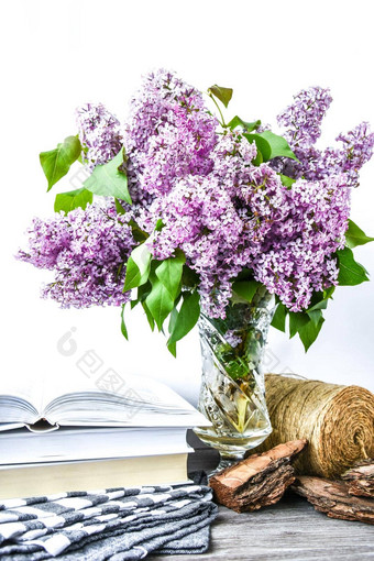 淡<strong>紫色</strong>春天花花束玻璃花瓶表格绳子书