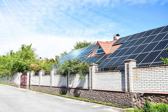 太阳能面板关闭拍摄太阳能面板数组蓝色的天空太阳能面板屋顶电权力一代