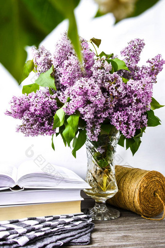 淡<strong>紫色</strong>春天花花束玻璃花瓶表格绳子书