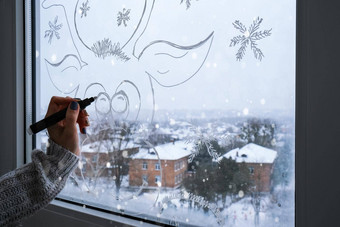 女手绘画圣诞节鹿画窗口玻璃圣诞节冬天装饰窗口玻璃白色模式鹿雪艺术窗饰窗口假期季节