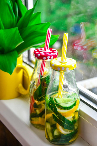 柠檬水莫吉托柠檬黄瓜薄荷叶子窗台上有机素食主义者饮料
