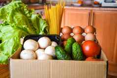 食品杂货纸盒子篮子新鲜的蔬菜水果黄色的背景