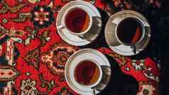 古董苏联瓷杯茶碟子土耳其地毯传统的茶仪式阳光