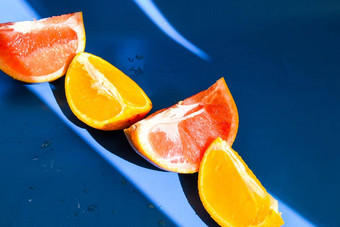 彩色的柑橘类水果蓝色的背景片柑橘类皮葡萄柚橙色健康的甜点饮食减肥