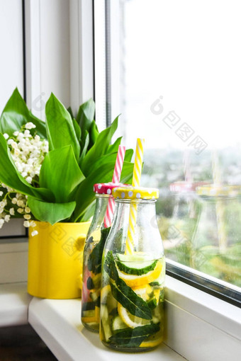 柠檬水莫吉托柠檬黄瓜薄荷叶子窗台上有机素食主义者饮料