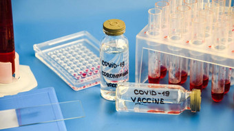 医疗保健治愈概念手蓝色的医疗手套持有冠状病毒科维德病毒疫苗瓶