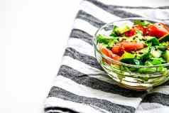 碗新鲜的沙拉番茄黄瓜莱图尔亚麻种子素食者食物健康的吃
