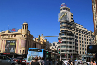 大街马德里很多游客