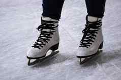 女腿冰溜冰鞋冰溜冰者滑冰溜冰场