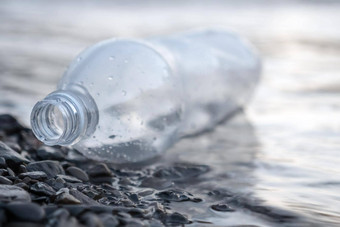 被丢弃的瓶塑料垃圾海浪费生态污染自然环境问题海污染垃圾水垃圾海滩空瓶塑料垃圾说谎海岸海水浪费