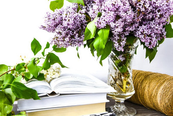 淡紫色春天花花束玻璃花瓶表格绳子书
