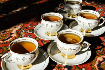 古董苏联瓷杯茶<strong>碟子</strong>土耳其地毯传统的茶仪式阳光