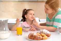 妈妈。早餐女儿表格厨房快乐单妈妈。概念