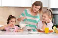 妈妈。服务早餐女儿表格厨房快乐单妈妈。概念