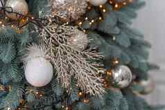 一年的树特写镜头圣诞节树分支机构装饰气球花环银分支机构装修树高质量照片