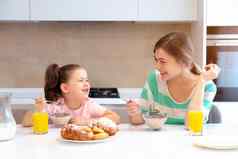 妈妈。早餐女儿表格厨房快乐单妈妈。概念