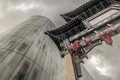 对比现代玻璃建筑唐人街入口门传统的中国人设计