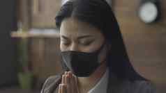 亚洲女人面具祈祷隔离疫情