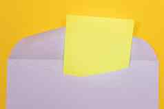 紫罗兰色的信封空白黄色的表纸内部