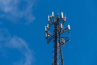 细胞电话移动服务塔提供<strong>宽带</strong>互联网服务蓝色的天空