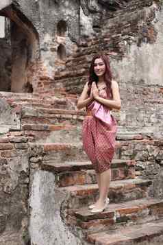 女支付尊重泰国传统的衣服