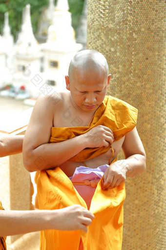 任命仪式改变泰国年轻的但僧侣