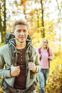 背包客游客秋天自然快乐的夫妇高加索人男人。女人集冒险旅程自然徒步旅行概念