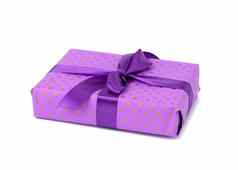 紫色的盒子包装蓝色的波尔卡点纸系丝绸丝带白色背景