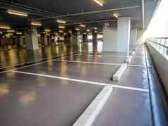 清洁光滑的地板停车很多停车建筑