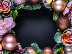 框架使美丽的不寻常的圣诞节花环装饰黑色的背景平躺